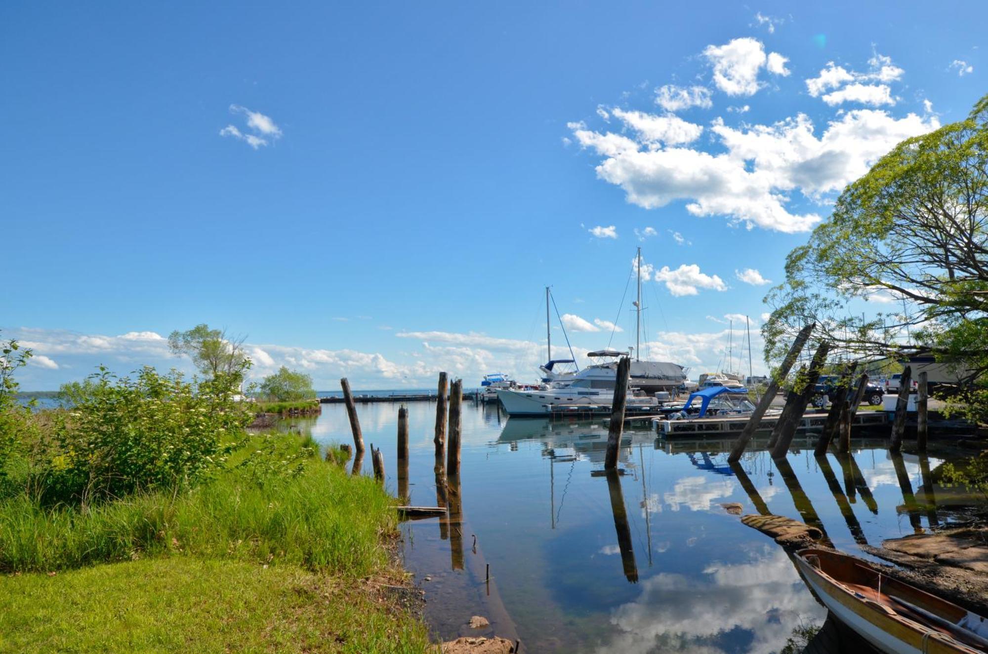 Beautiful Beach Front Condo With Lake Views Bayfield Exterior photo