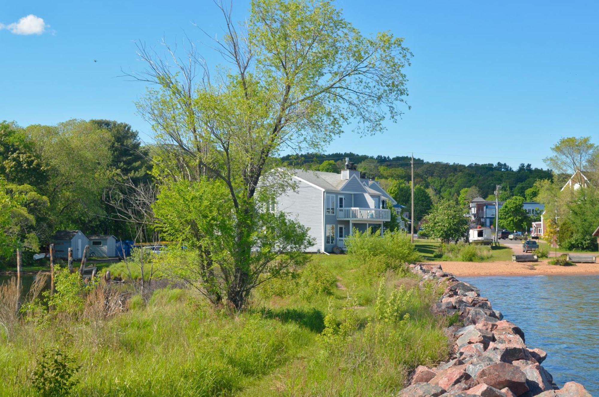 Beautiful Beach Front Condo With Lake Views Bayfield Exterior photo