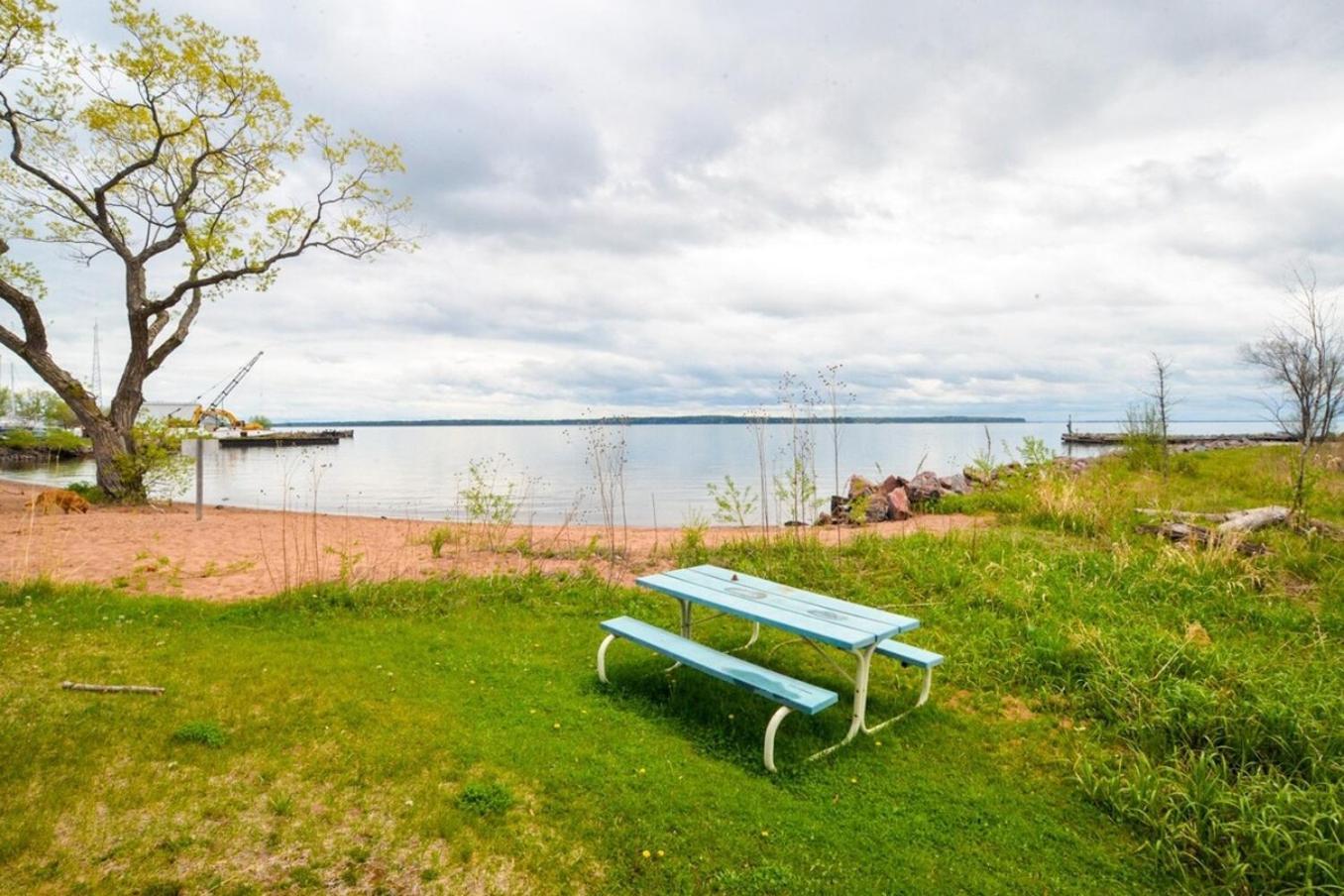 Beautiful Beach Front Condo With Lake Views Bayfield Exterior photo